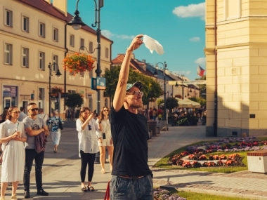 Mrożek. Życie warte jest życia, Imigrant ze Wschodu. - 9